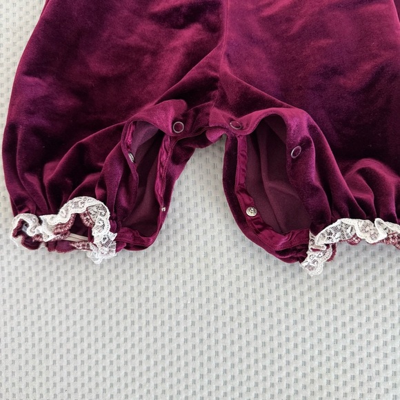 Vintage Rare Editions Velvet Baby Romper with Lace Collar and Embroidery Size 9m - Picture 4 of 6